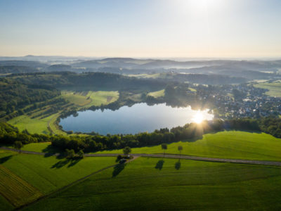 Das Schalkenmehrener Maar von oben in der Vulkaneifel