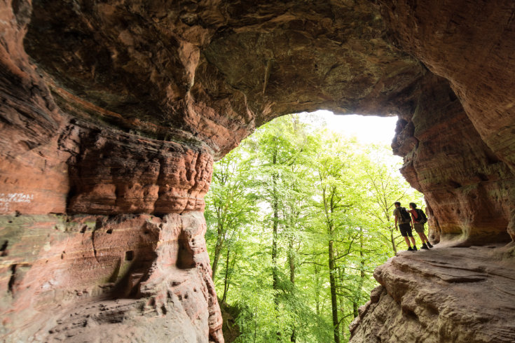 Genovevahöhle Kylltal Eifelsteig Wanderer in der Genovevahöhle Kylltal am Eifelsteig