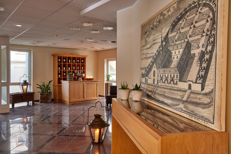 Lobby_Klosterhotel_Bild_Altes_Kloster Lobby mit Bild der alten Klosteranlage