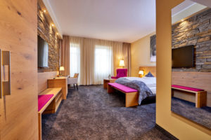 Doppelzimmer im Klosterhotel Eifel für 1-2 Personen mit gemütlichen Ohrensessel