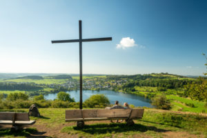 Rast am Maarkreuz mit Blick übers Schalkenmehrener Maar